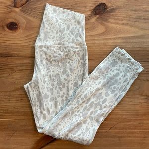 Like new Lululemon align sz8 25”